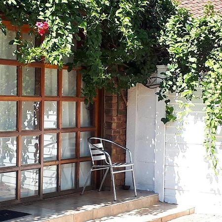 8 Soenie Avenue Self-Catering Villa Pretoria-Noord Esterno foto