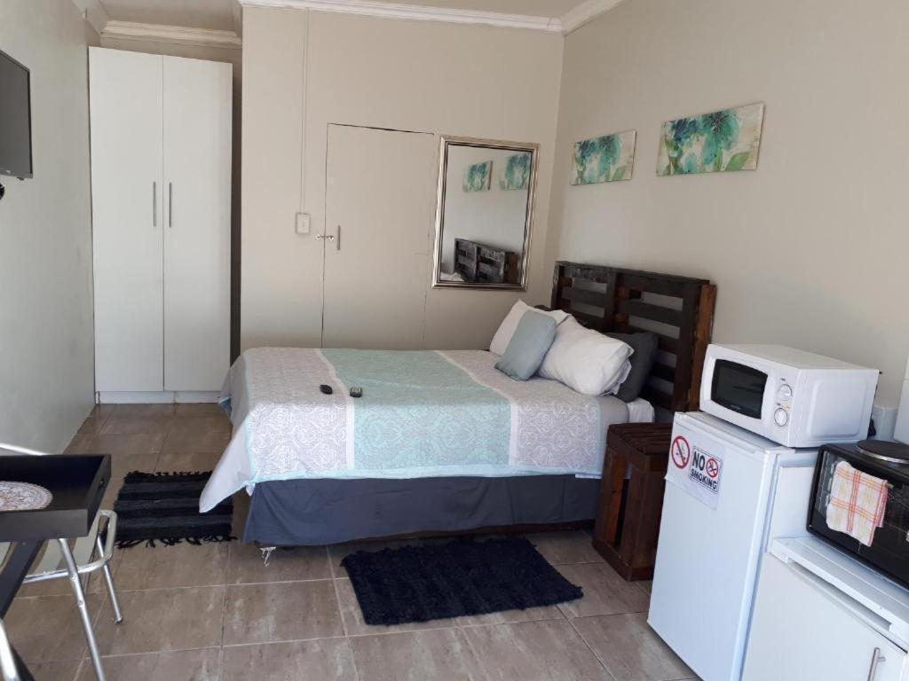 8 Soenie Avenue Self-Catering Villa Pretoria-Noord Esterno foto