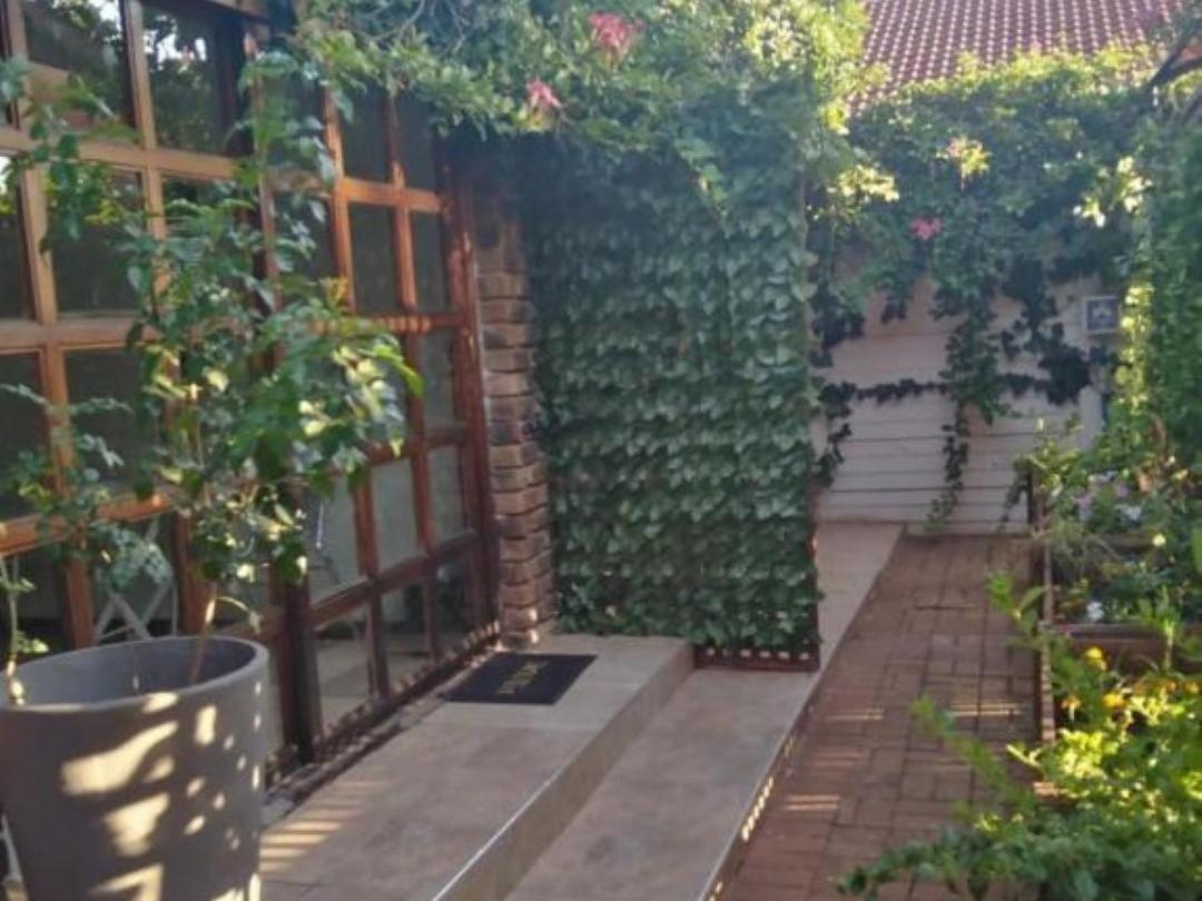 8 Soenie Avenue Self-Catering Villa Pretoria-Noord Esterno foto