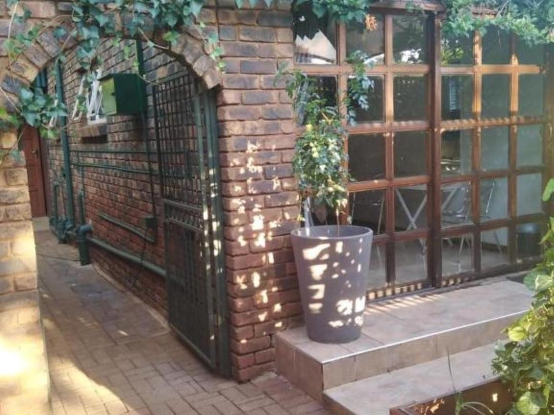 8 Soenie Avenue Self-Catering Villa Pretoria-Noord Esterno foto