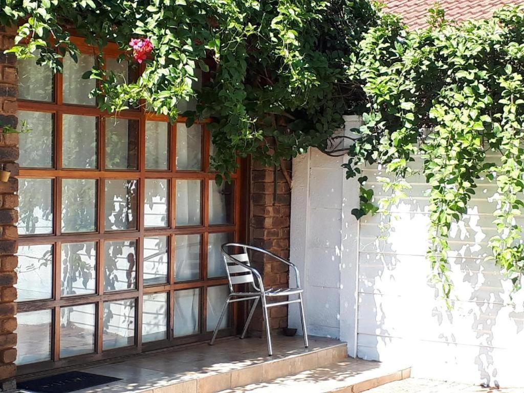 8 Soenie Avenue Self-Catering Villa Pretoria-Noord Esterno foto