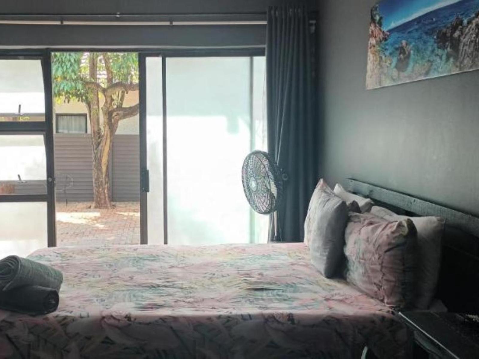 8 Soenie Avenue Self-Catering Villa Pretoria-Noord Esterno foto